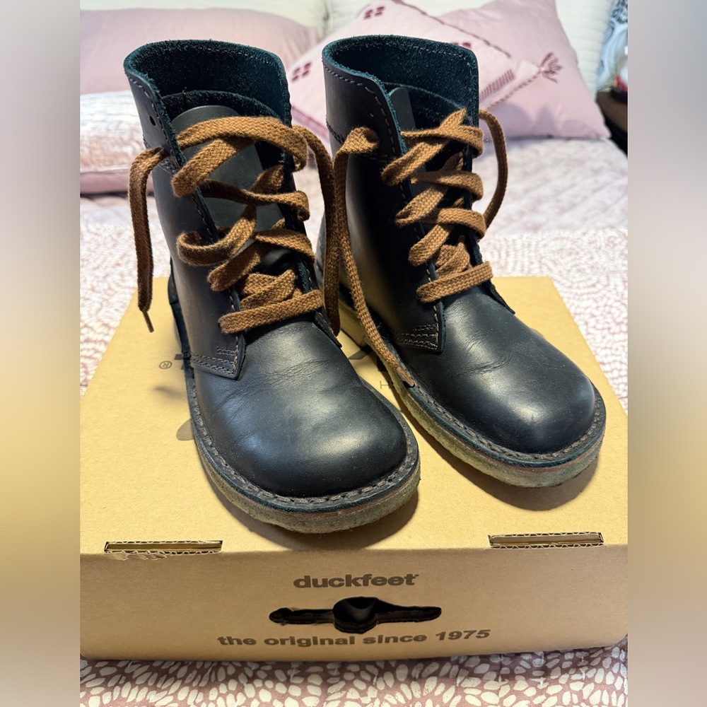 Duckfeet Women’s Black Leather Ankle Boots with Brown Laces